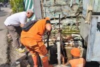 Lurah Kapuk, M. Arif Budiman, turun langsung meninjau kegiatan grebek bersih-bersih di tanggul timur RW 10, Kelurahan Kapuk, Kecamatan Cengkareng, Jakarta Barat,