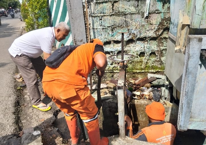 Lurah Kapuk, M. Arif Budiman, turun langsung meninjau kegiatan grebek bersih-bersih di tanggul timur RW 10, Kelurahan Kapuk, Kecamatan Cengkareng, Jakarta Barat,