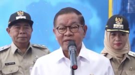 Gubernur DKI jakarta Pramono Anung saat meninju Pompa di Daan mogot (foto.Istw) 