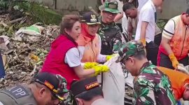 Wali Kota Jakarta Barat Iin Mutmainnah bersama unsur TNI, Polri, dan petugas gabungan turun langsung mengangkat sampah saat kerja bakti serentak “Jaga Jakarta Bersih” di Jakarta Barat