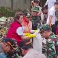 Wali Kota Jakarta Barat Iin Mutmainnah bersama unsur TNI, Polri, dan petugas gabungan turun langsung mengangkat sampah saat kerja bakti serentak “Jaga Jakarta Bersih” di Jakarta Barat