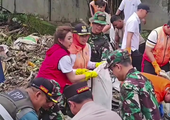 Wali Kota Jakarta Barat Iin Mutmainnah bersama unsur TNI, Polri, dan petugas gabungan turun langsung mengangkat sampah saat kerja bakti serentak “Jaga Jakarta Bersih” di Jakarta Barat