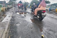 Jalan berlubang di Jembatan Baru, Kapuk, Jakarta Barat, (1/2/2026