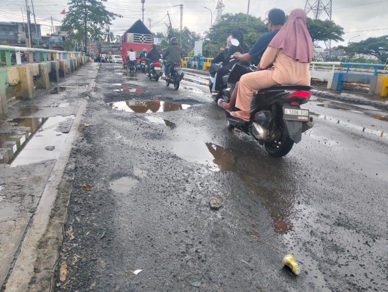 Jalan berlubang di Jembatan Baru, Kapuk, Jakarta Barat, (1/2/2026