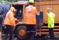 Sopir truk bernomor polisi BE 8105 ZX, Adi Ramdani (25) asal Bengkulu ditemukan meninggal dunia dalam kondisi tergantung