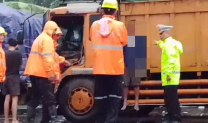 Sopir truk bernomor polisi BE 8105 ZX, Adi Ramdani (25) asal Bengkulu ditemukan meninggal dunia dalam kondisi tergantung