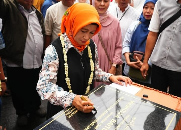 Wali Kota Jakarta Barat, Iin Mutmainnah, meresmikan Musholla Baiturrahman di Kelurahan Sukabumi Utara, Kecamatan Kebon Jeruk, Minggu (1/2/2026).