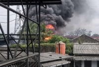 Kebakaran melanda bangunan pabrik kosong milik PT Jaya Royal Smart