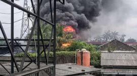 Kebakaran melanda bangunan pabrik kosong milik PT Jaya Royal Smart