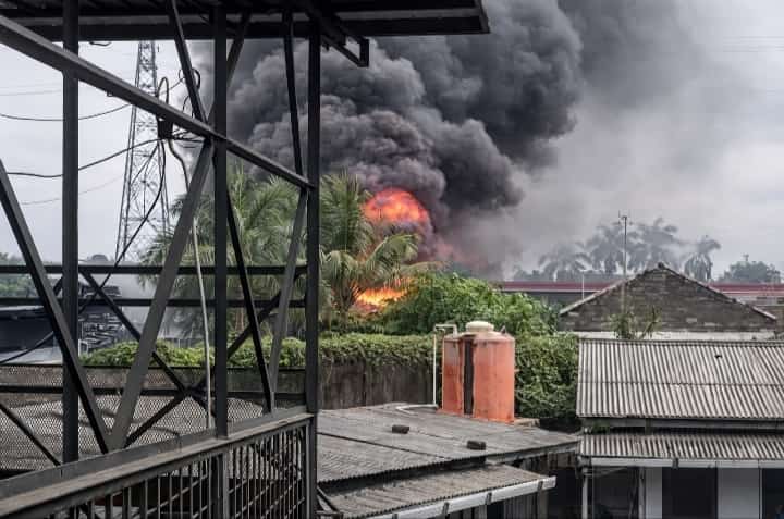 Kebakaran melanda bangunan pabrik kosong milik PT Jaya Royal Smart