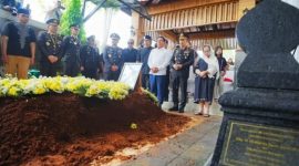 Kapolri Jenderal Listyo Sigit Prabowo menghadiri prosesi pemakaman Meriyati Hoegeng atau Eyang Meri (Foto.Istw)