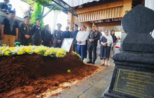 Kapolri Jenderal Listyo Sigit Prabowo menghadiri prosesi pemakaman Meriyati Hoegeng atau Eyang Meri (Foto.Istw)