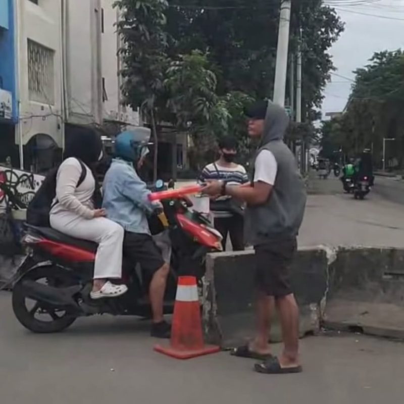Tangkapan layar video viral Aksi Buka Barrier di kota tua Jakarta Barat (Istw.IG)