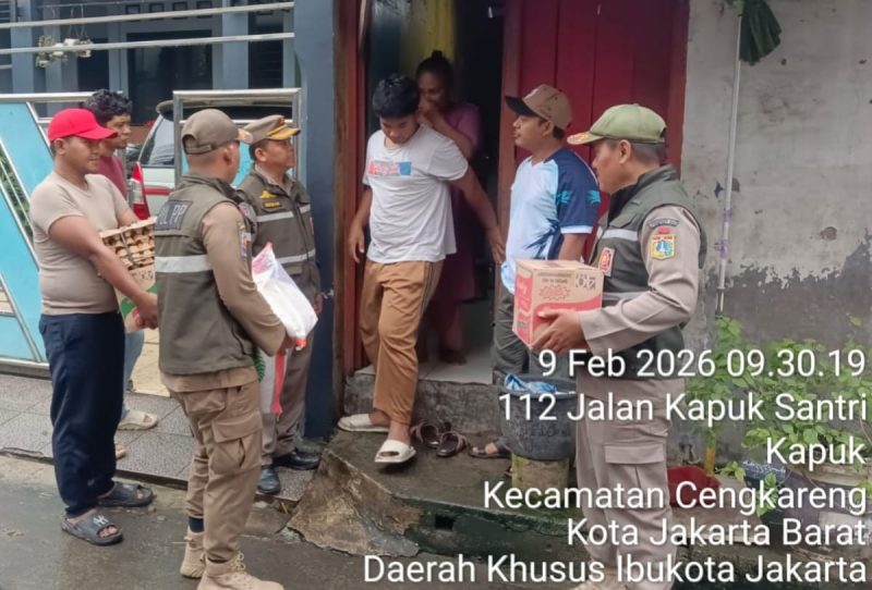 Satpol PP Kelurahan Kapuk Salurkan Bantuan Sosial dari Tokoh Masyarakat Haji Ismail untuk warga