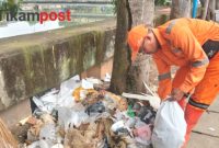 Petugas Penanganan Prasarana dan Sarana Umum (PPSU) Kelurahan Kapuk bersihkan sampah di Jalan Tanggul Timur yang berasal dari limbah rumah tangga serta sisa aktivitas pedagang yang berjualan di trotoar (Foto.Tikampost/rwn)