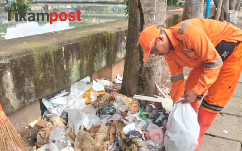 Petugas Penanganan Prasarana dan Sarana Umum (PPSU) Kelurahan Kapuk bersihkan sampah di Jalan Tanggul Timur yang berasal dari limbah rumah tangga serta sisa aktivitas pedagang yang berjualan di trotoar (Foto.Tikampost/rwn)