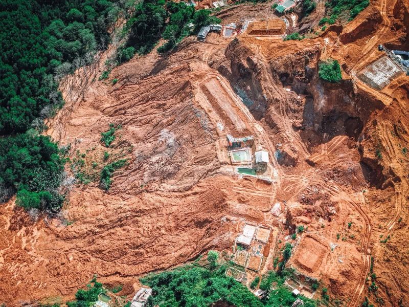 Aktivitas pertambangan emas tanpa izin (PETI) di Kampung Bowone