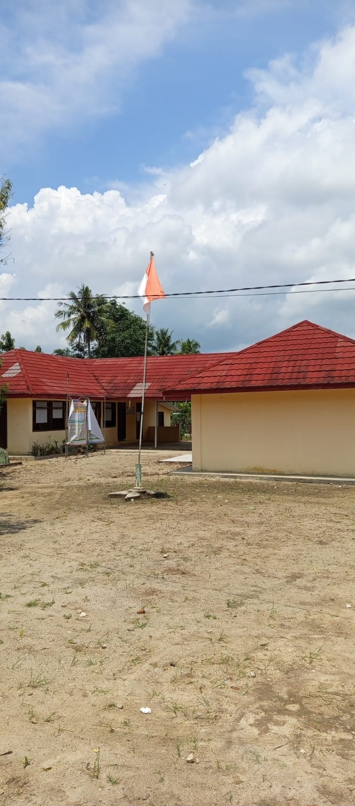 diduga tidak menerima bantuan sosial (bansos) pemerintah secara utuh.