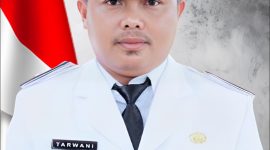 Tarwani kepala kampung yang meresmikan pasar malam