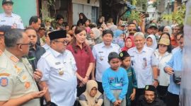 Wakil Gubernur DKI Jakarta Rano Karno melakukan peletakan batu pertama