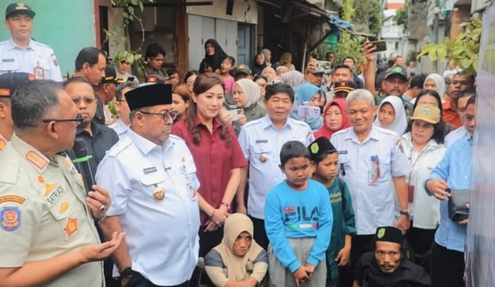 Wakil Gubernur DKI Jakarta Rano Karno melakukan peletakan batu pertama