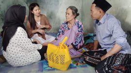 Ketua PWGK Alex Sibti bersama para istri pengurus PWGK menyerahkan bantuan sembako dan santunan kepada lansia tuna netra di Desa Sidoko, Kecamatan Gunung Kaler, Kabupaten Tangerang