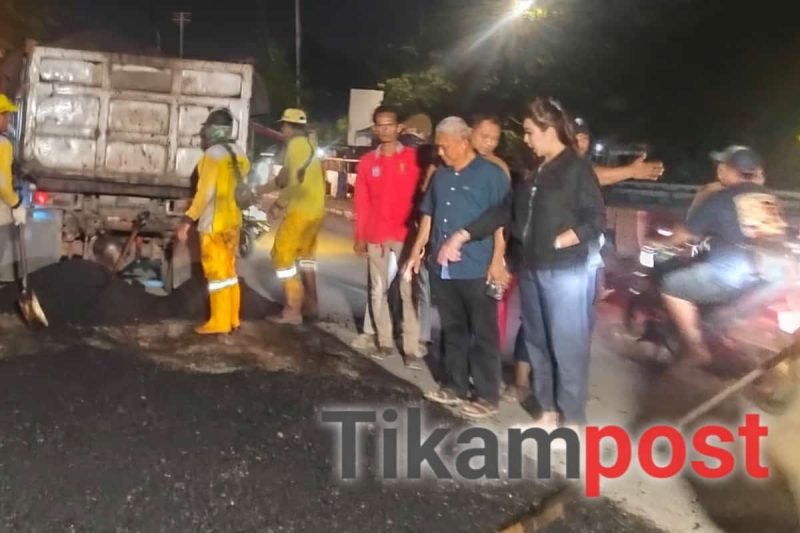 Lurah Kapuk M. Arief Budiman bersama Anggota Komisi A DPRD DKI Jakarta, Hilda Kusuma Dewi, meninjau langsung perbaikan jalan di Jembatan Baru Kapuk Raya