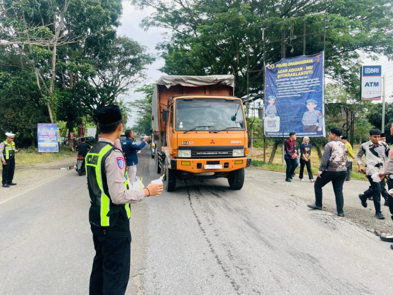 Polres Dharmasraya Bagikan 200 Paket Takjil kepada Pengendara di Jalinsum Depan Mako