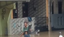 Hujan deras yang mengguyur wilayah Jakarta Barat sejak siang hingga malam hari menyebabkan sejumlah permukiman warga terendam banjir, Minggu (8/3/2026).
