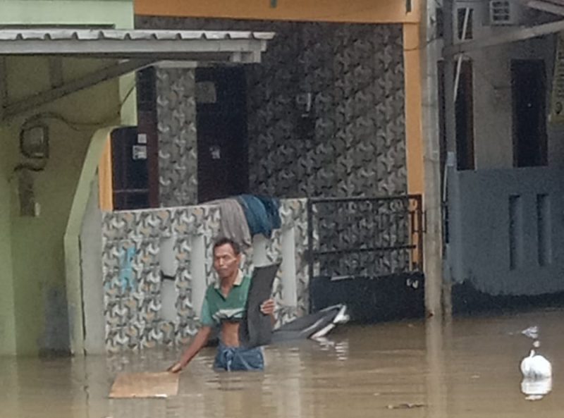 Hujan deras yang mengguyur wilayah Jakarta Barat sejak siang hingga malam hari menyebabkan sejumlah permukiman warga terendam banjir, Minggu (8/3/2026).
