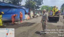 Lurah Kapuk M. Arief Budiman Monitoring Perbaikan Jalan Rusak Dijalan Kali Baru Timur