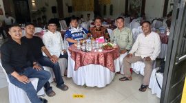 Sesi Fhoto bersama pimpinan DPRD Sujito,SM dengan wartawan di acara open house.