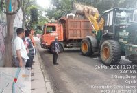 Lurah Kapuk, M. Arief Budiman, turun langsung memimpin kegiatan pembersihan tumpukan sampah di jalan tanggul timur