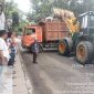 Lurah Kapuk, M. Arief Budiman, turun langsung memimpin kegiatan pembersihan tumpukan sampah di jalan tanggul timur