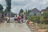 Warga Mujirahayu Gotong Royong Perbaiki Jalan (Foto.Tangkapan Layar Video Viral)