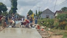 Warga Mujirahayu Gotong Royong Perbaiki Jalan (Foto.Tangkapan Layar Video Viral)