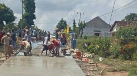 Warga Mujirahayu Gotong Royong Perbaiki Jalan (Foto.Tangkapan Layar Video Viral)