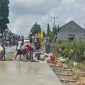 Warga Mujirahayu Gotong Royong Perbaiki Jalan (Foto.Tangkapan Layar Video Viral)