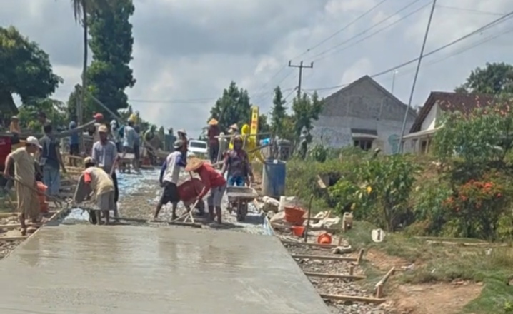 Warga Mujirahayu Gotong Royong Perbaiki Jalan (Foto.Tangkapan Layar Video Viral)