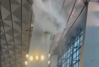 Hujan deras yang mengguyur wilayah Kota Tangerang menyebabkan atap Boarding Lounge Gate 7 Terminal 3 Bandara Internasional Soekarno-Hatta jebol, Senin (6/4/2026) siang. Insiden tersebut tidak menimbulkan korban jiwa.