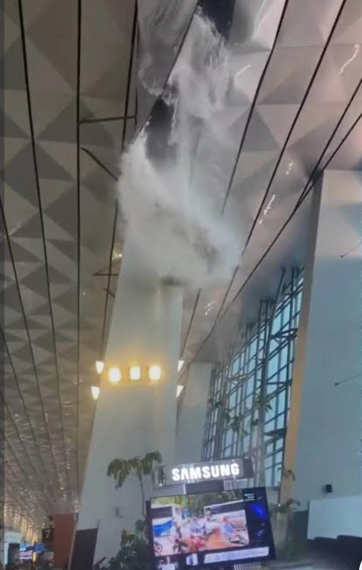Hujan deras yang mengguyur wilayah Kota Tangerang menyebabkan atap Boarding Lounge Gate 7 Terminal 3 Bandara Internasional Soekarno-Hatta jebol, Senin (6/4/2026) siang. Insiden tersebut tidak menimbulkan korban jiwa.