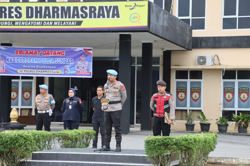 Polres Dharmasraya menerima kunjungan pemeriksaan dan penegakan ketertiban serta disiplin (Gaktibplin) dari Bidang Profesi dan Pengamanan (Bid Propam) Polda Sumatera Barat, Kamis (9/4/2026) pagi.