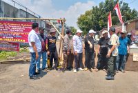 Jalan Tanggul Timur Kapuk Ditutup Permanen oleh Ahli Waris, Tuntut Penyelesaian Status Lahan 45 Tahun Belum Dibayar