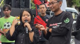 Ketua Umum Rumah Berdaya Pengemudi Indonesia (RBPI) Ika Rostianti saat orasi aksi damai di Korlantaspolri 