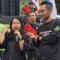Ketua Umum Rumah Berdaya Pengemudi Indonesia (RBPI) Ika Rostianti saat orasi aksi damai di Korlantaspolri 