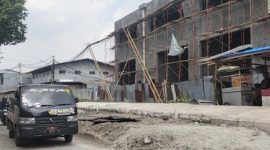 Foto Proyek bangunan yang diduga menyerobot fasilitas umum di Jalan Peternakan III, Kelurahan Kapuk, Kecamatan Cengkareng, Jakarta Barat