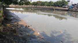 Foto Kali Cengkareng Drain Kapuk di Penuhi Lumpur 