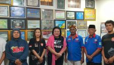 Ketua Aliansi Perjuangan Pengemudi Nusantara (APPN), Vallery alias Inces, menyampaikan pernyataan sikap terkait tuntutan pengemudi logistik terhadap kebijakan barcode BBM, regulasi ODOL, serta perlindungan kesejahteraan pengemudi