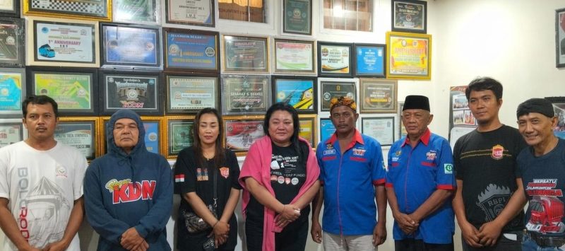 Ketua Aliansi Perjuangan Pengemudi Nusantara (APPN), Vallery alias Inces, menyampaikan pernyataan sikap terkait tuntutan pengemudi logistik terhadap kebijakan barcode BBM, regulasi ODOL, serta perlindungan kesejahteraan pengemudi