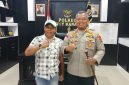 Foto Kapolres Way Kanan AKBP Didik Kurnianto, S.I.K. bersama
Wakil Pimpinan Redaksi Media Tikampost, Hendri Darmawan, saat melakukan kunjungan silaturahmi dan diskusi di Polres Way Kanan